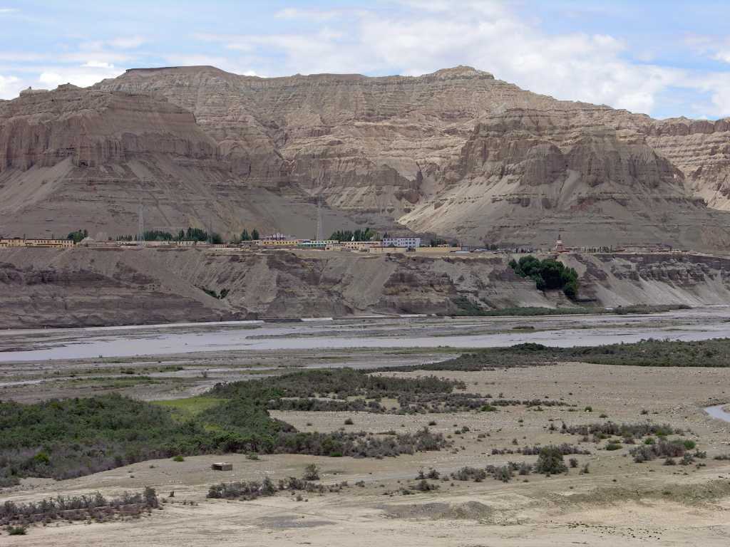 Tibet Guge 02 Tholing 01 Town Tholing (3650m, Ch. Zanda), the base for visits to the Guge kingdom, has an incredible location perched against crumbling cliffs high above the Sutlej River, a patch of vivid green among unrelentingly barren canyons.